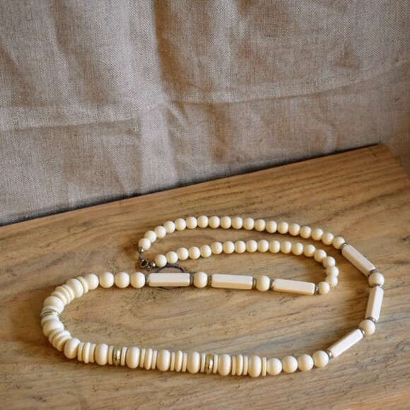 Pre-Loved Vintage White and Silvertone Beaded Necklace - Picture 3 of 4